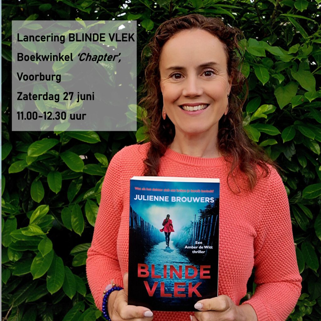 Julienne Brouwers met een exemplaar van Blinde Vlek in handen